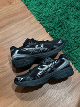 Load image into Gallery viewer, ASICS - Black Silver Running Shoes - Size 5Y / 7W - PreOwned
