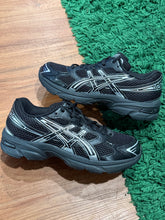 Load image into Gallery viewer, ASICS - Black Silver Running Shoes - Size 5Y / 7W - PreOwned
