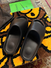 Load image into Gallery viewer, YEEZY Slide Onyx YS-01 Multiple Sizes
