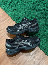 Load image into Gallery viewer, ASICS - Black Silver Running Shoes - Size 5Y / 7W - PreOwned
