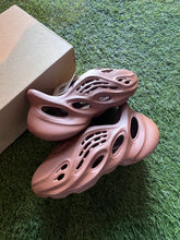 Load image into Gallery viewer, Yeezy Foam RNR Flax Size 7M
